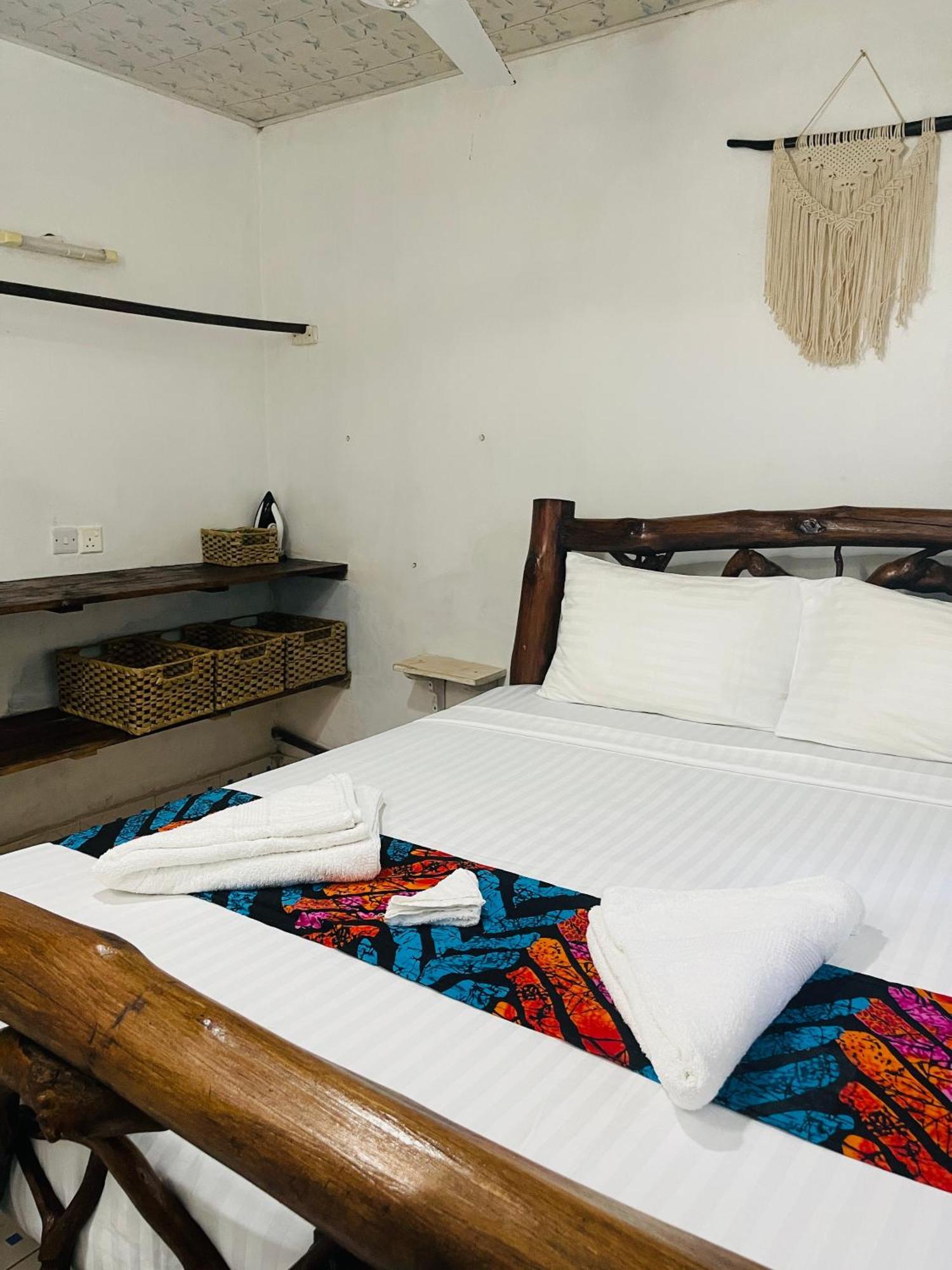 Savita House Diani Magutu Экстерьер фото